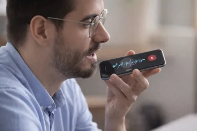 Vendedor usando ComercialFlow no celular